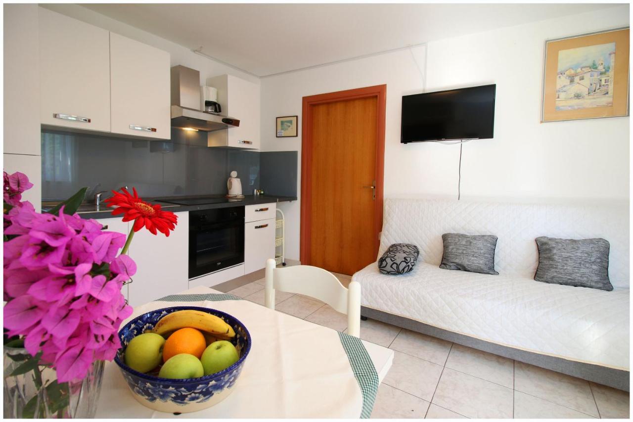 Apartments Elvis Примоштен Экстерьер фото