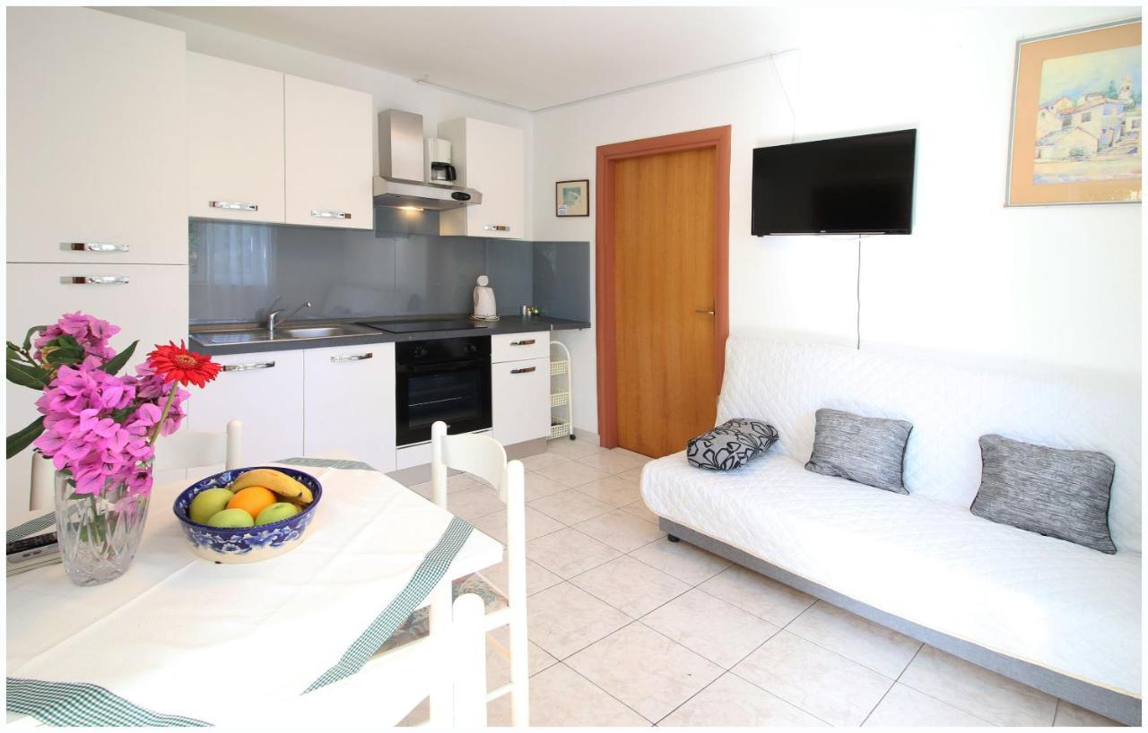 Apartments Elvis Примоштен Экстерьер фото