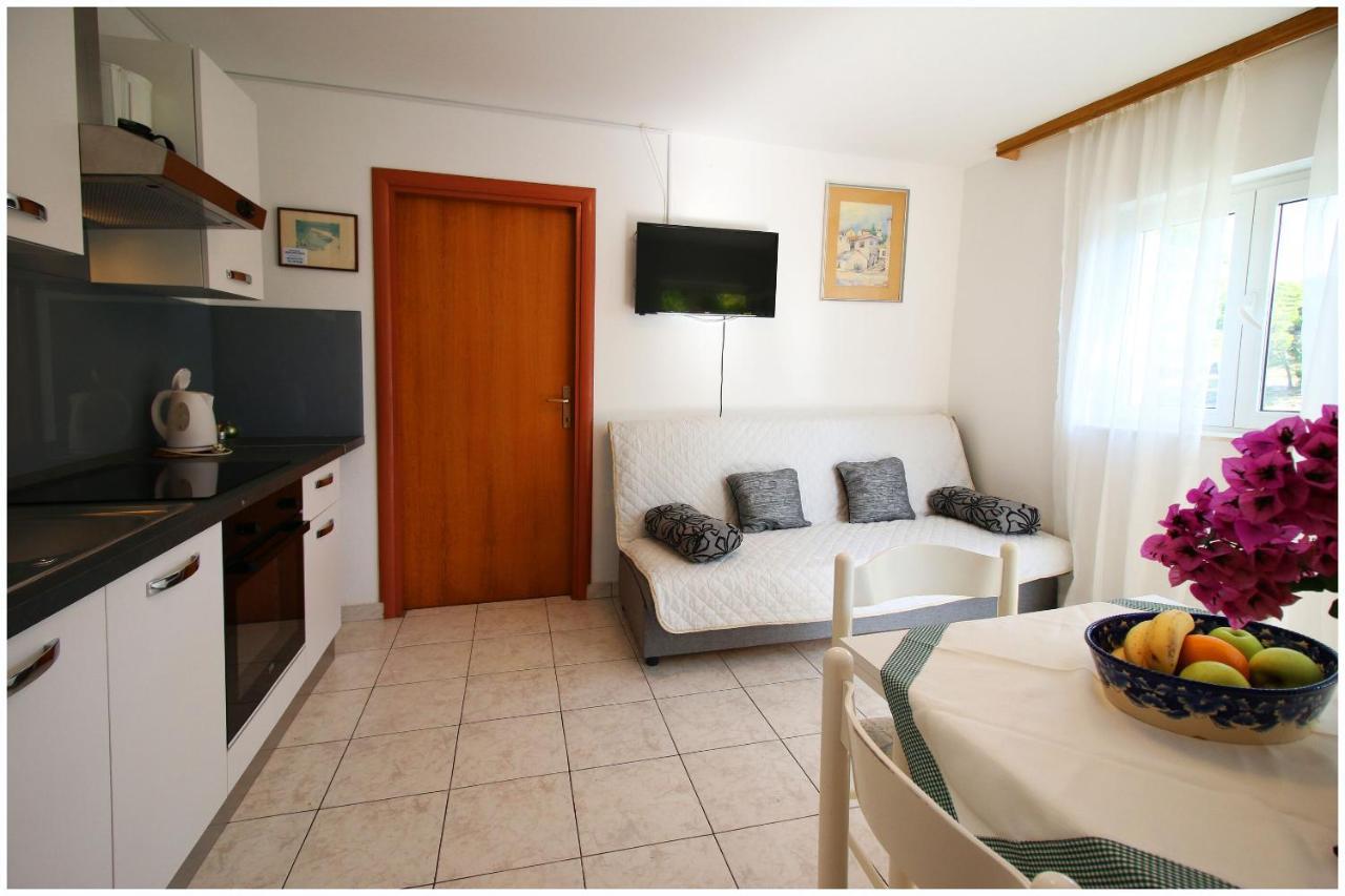 Apartments Elvis Примоштен Экстерьер фото